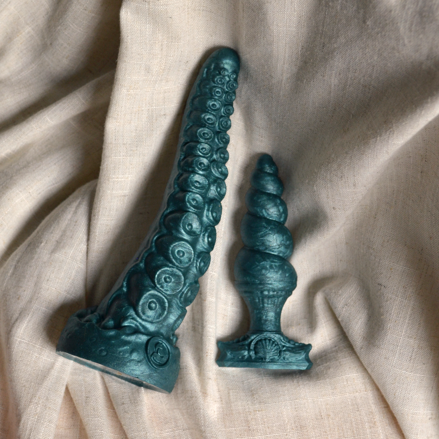 Plug vaginal vert foncé de Fera Daemon, Fênra Cèdre Sacré est un sextoy luxueux en silicone médical
