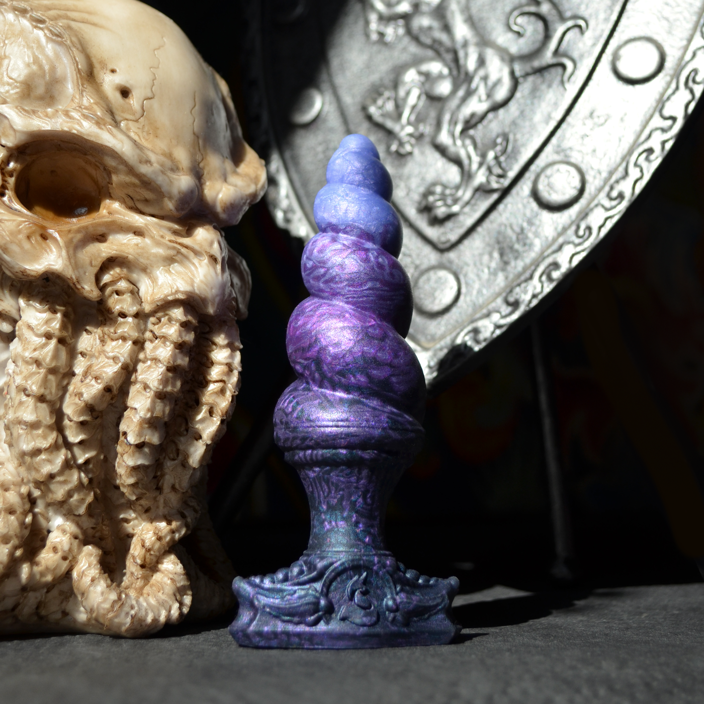 Plug vaginal violet en silicone de Fera Daemon, un sextoy fantasy inspiré d'une corne de licorne Dark Academia.