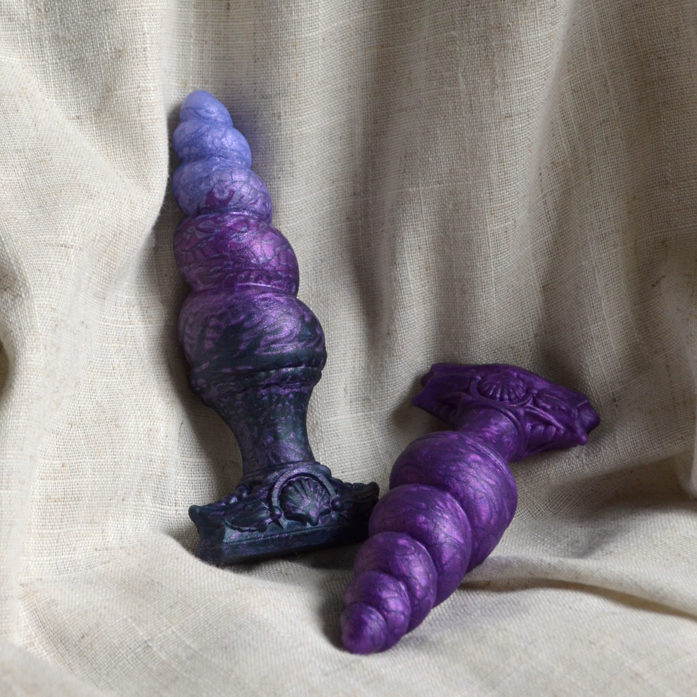 Plug vaginal violet intense inspiré des sorcières. Fênra est un sextoy personnalisable en taille et fermeté.