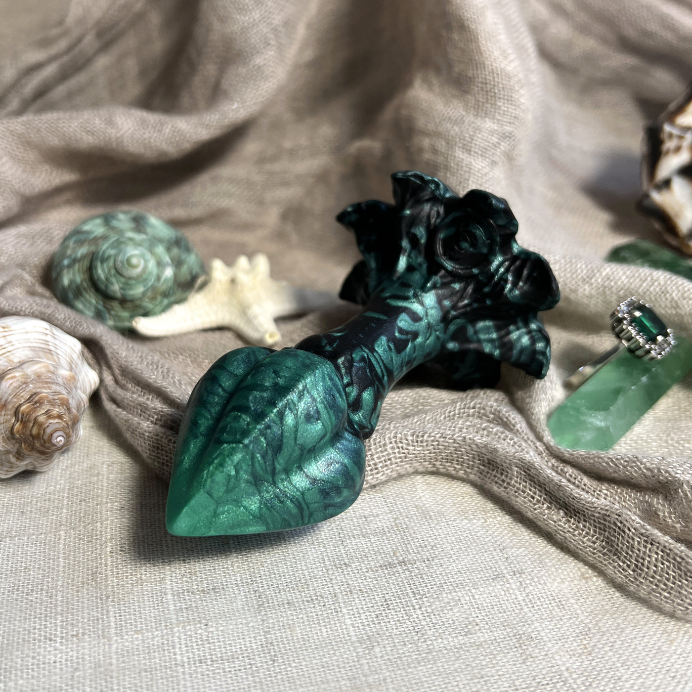Plug anal vert et noir à l'atmosphère gothique et dark academia, Nymf Plug  Emeraude Abyssale est une création artisanale de Fera Daemon