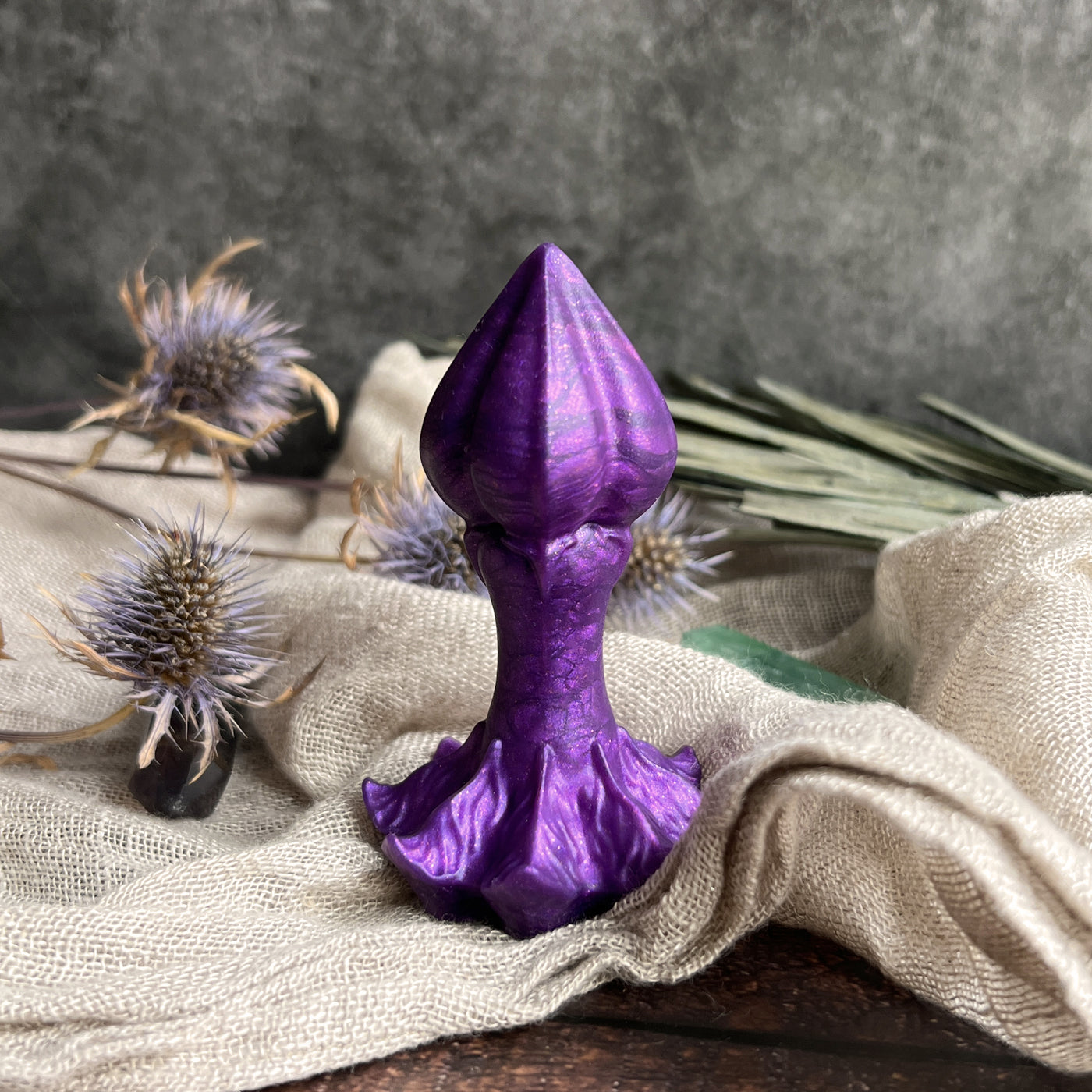 Plug au design de bourgeon de fleur fantasy en silicone violet et violine, un sextoy artistique et original