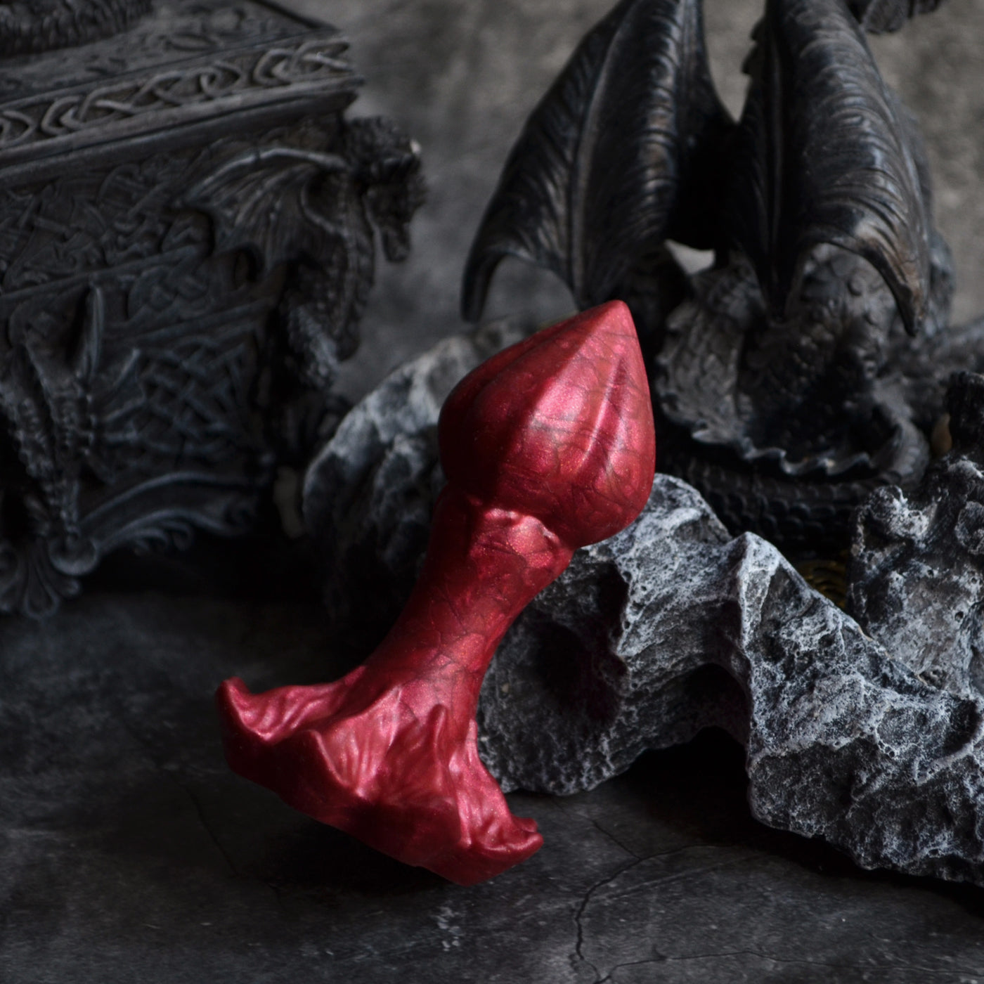 Plug fantasy de couleur rouge intense, un sextoy anal avec une atmosphère masculine