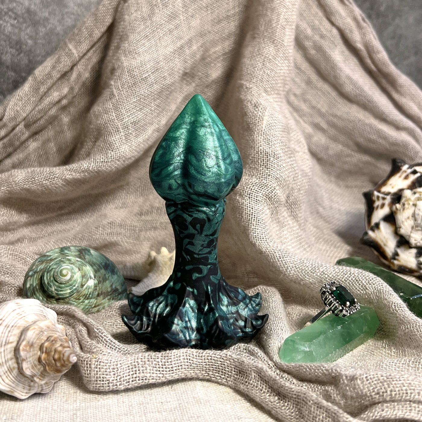 Plug vaginal fantasy vert et noir en silicone souple, ce sextoy goth est inspiré d'un bourgeon de fleur avec un design sombre et luxueux