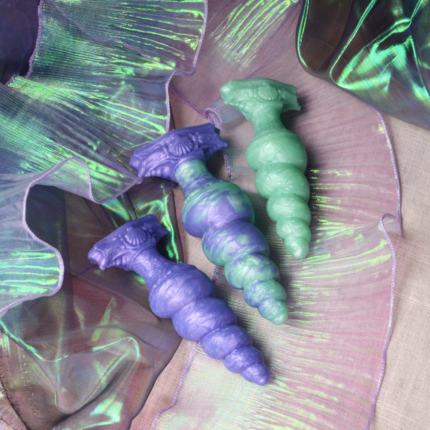 Plugs fantasy en silicone réticulé au platine. Plugs anal violet et vert en forme de corne de licorne elfique