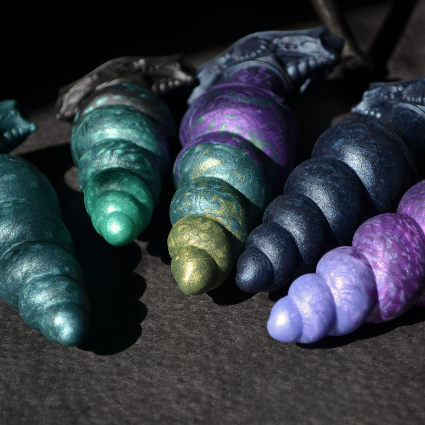 Plugs vaginal multicolores en forme de corne de licorne fabriqué en silicone moelleux par Fera Daemon.