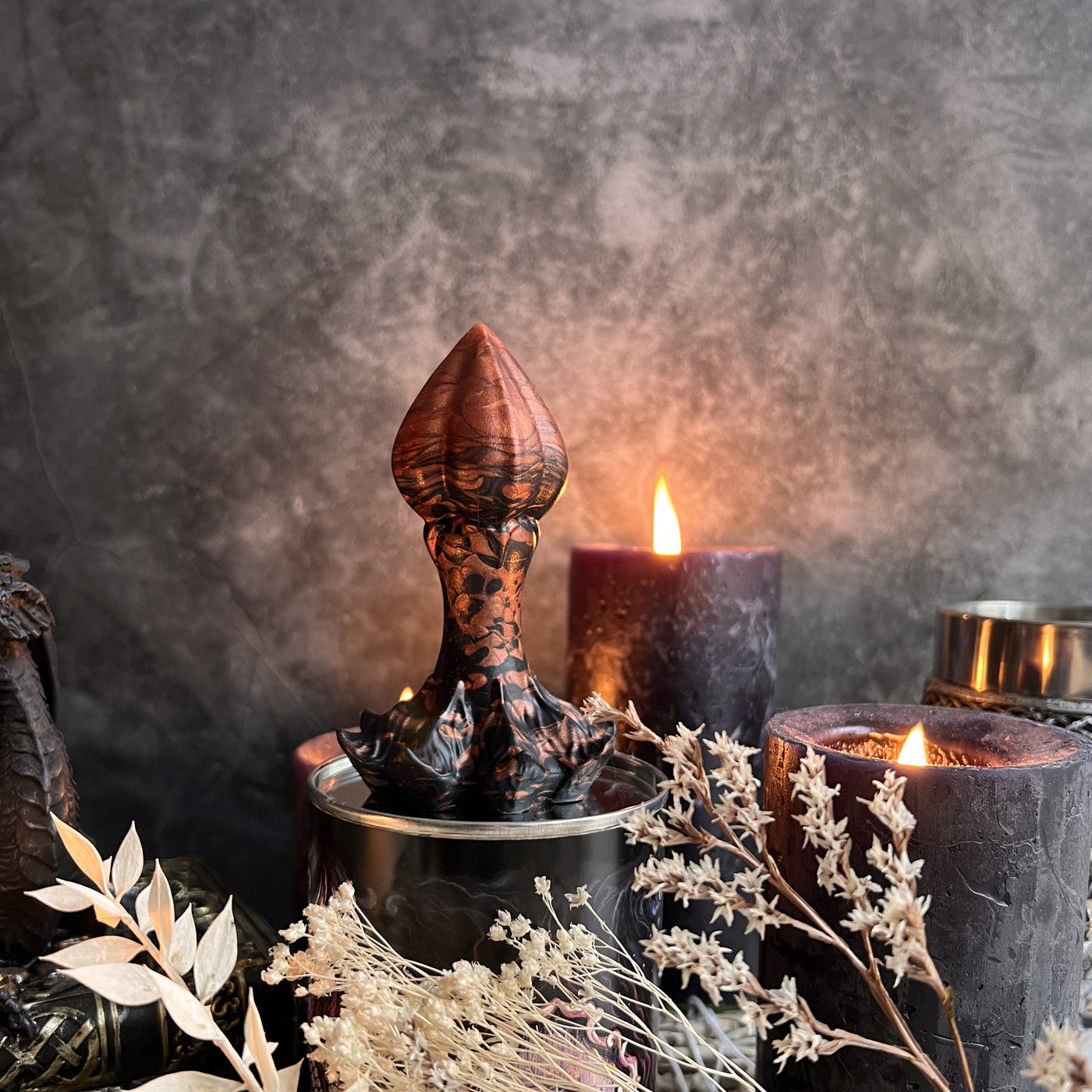 Sextoy witchy en silicone cuivre et noir au style inspiré des sorcières et d'halloween.