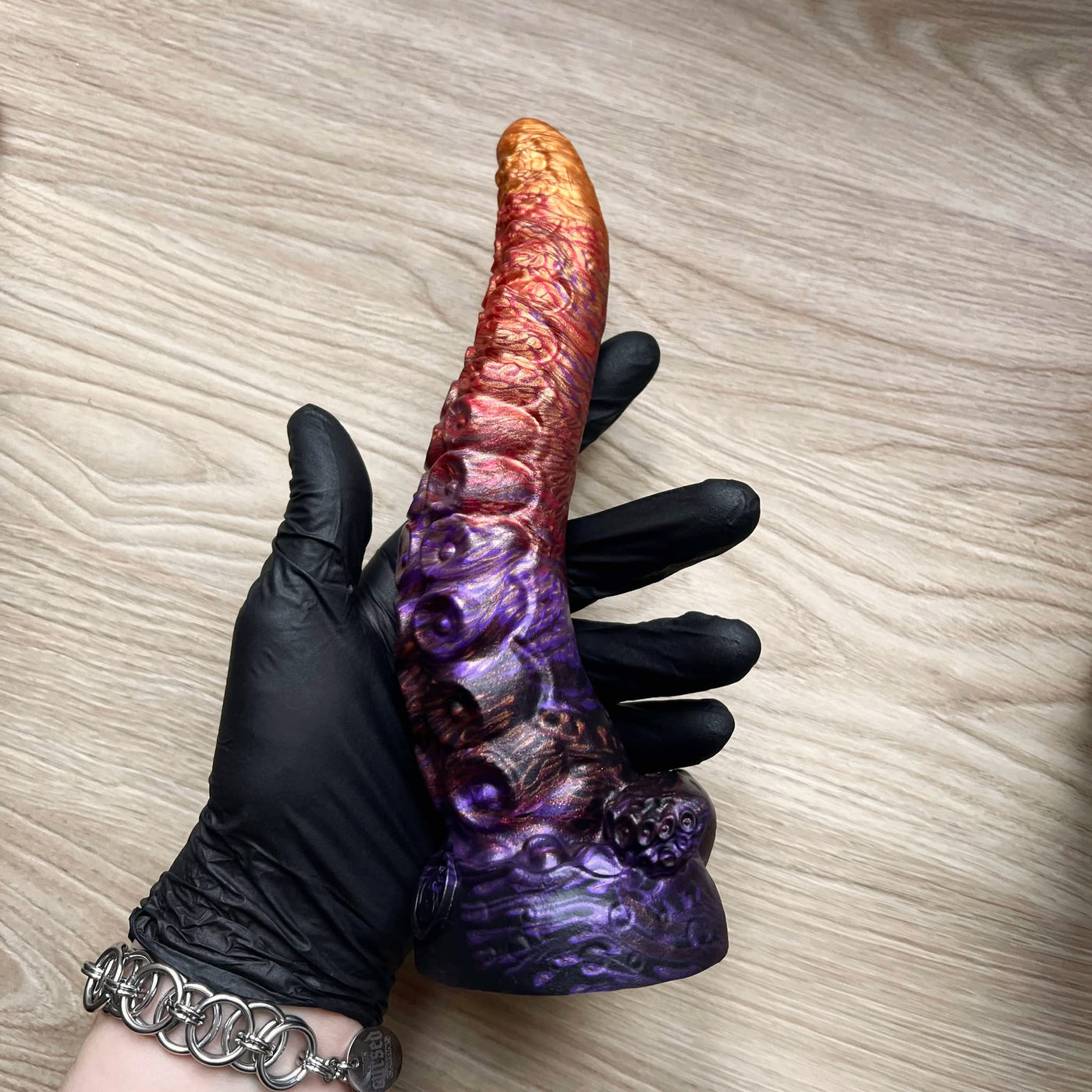 Sex toy tentacule multicolore (or, rouge, violet et noir) en silicone, idéal pour des cosplays érotiques et artistiques