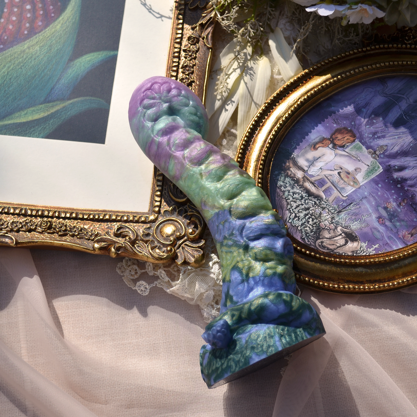 Sextoy artistique inspiré par les Nymphéas de Claude Monet. Néa est un dildo tentacule original créé par Fera Daemon.