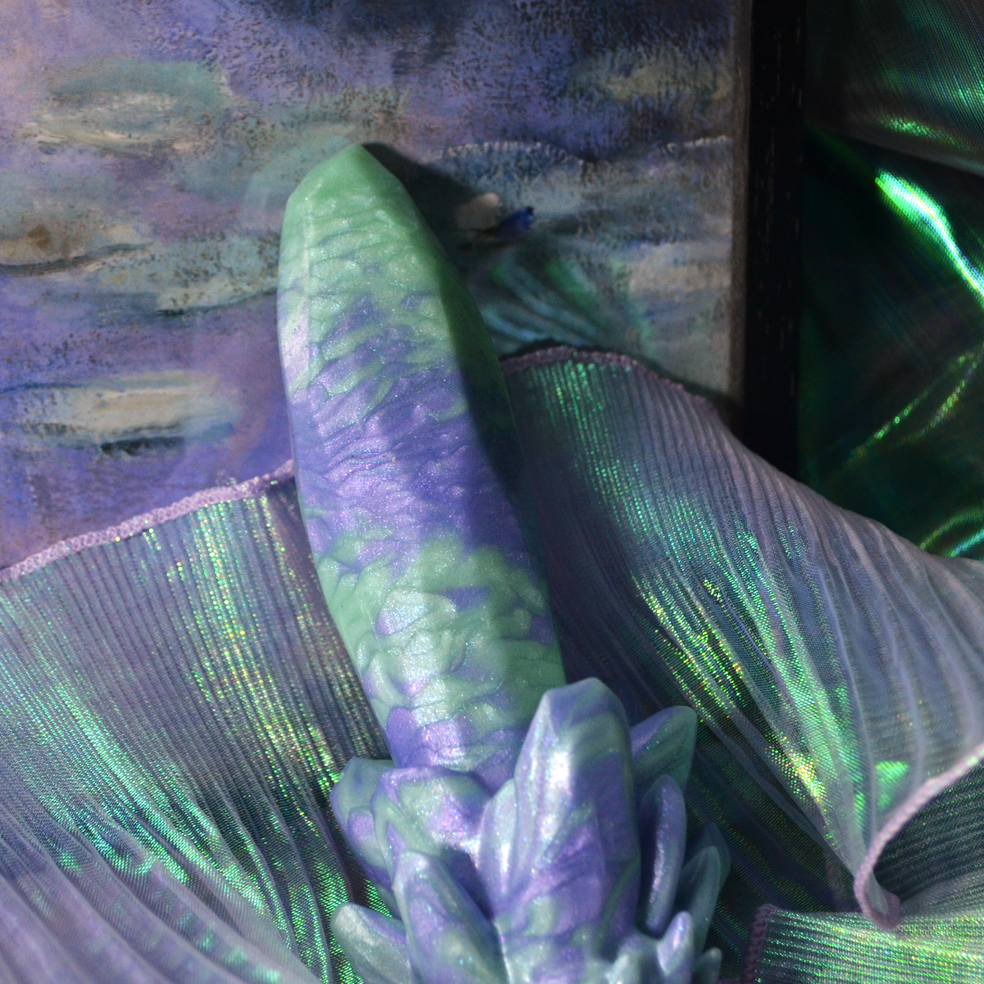 Sextoy fairycore en forme de cristal magique vert et lilas. Un sextoy fantasy à l'esthétique douce et féérique.