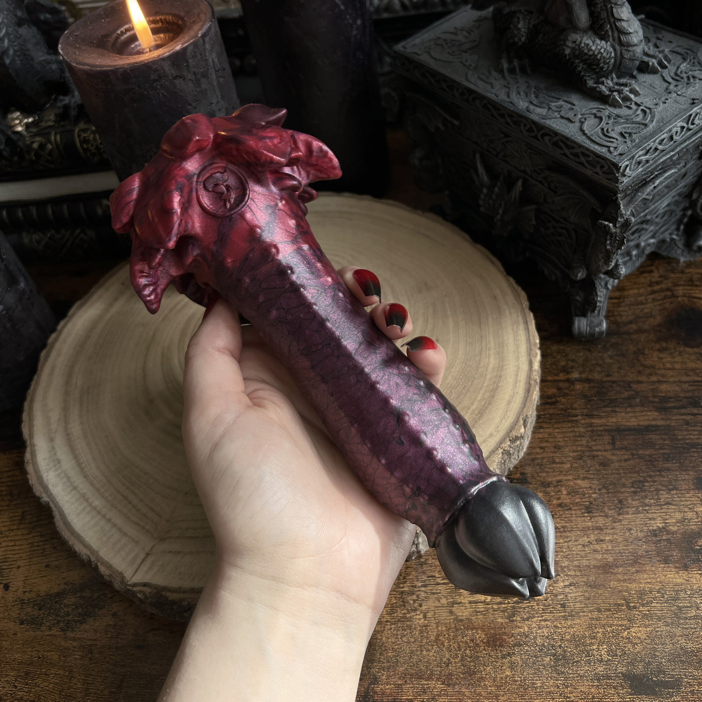 Sextoy fantasy rouge et noir en forme de fleur phallique. Nymf Vampirique est un gode en silicone pour Halloween.