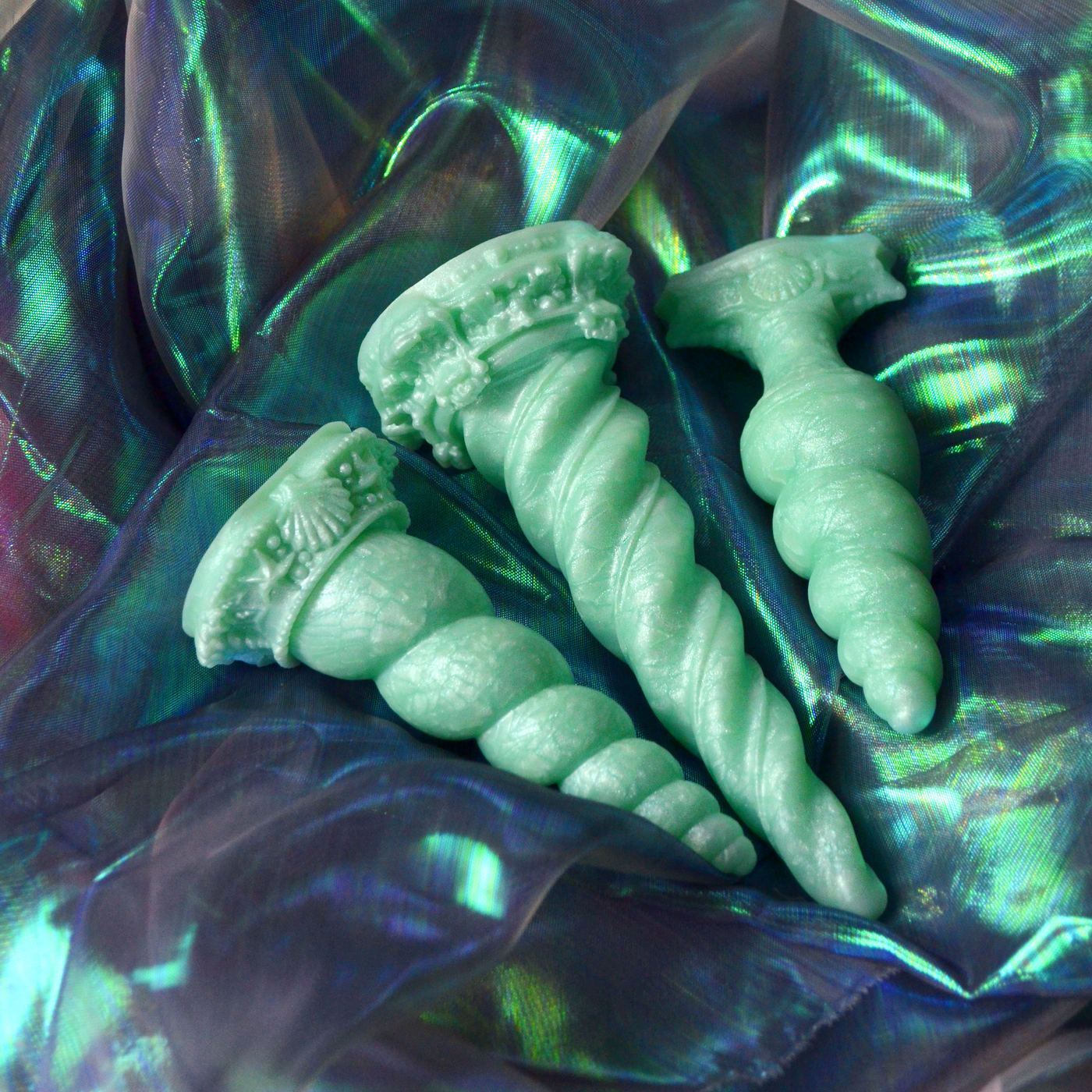 Sextoy fantasy vert pastel Fênra de Fera Daemon. Des sextoys torsadés en silicone doux inspirés de corne de licorne.