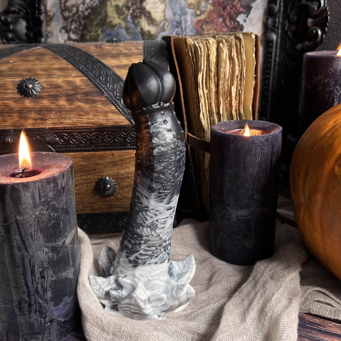 Sextoy fleur gothique noir en silicone, Nymf Arquée Palais Hanté est un dildo de la collection Halloween Fera Daemon