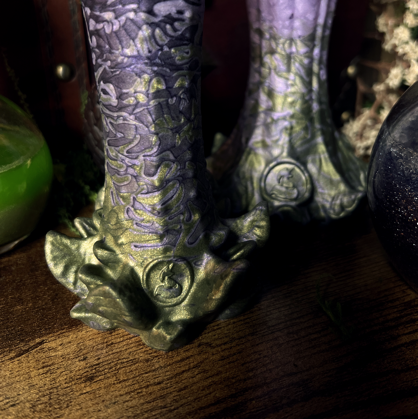 Logo Fera Daemon sur le sextoy fleur d'Halloween Nymf Belladone, un gode doux en silicone médical multicolore