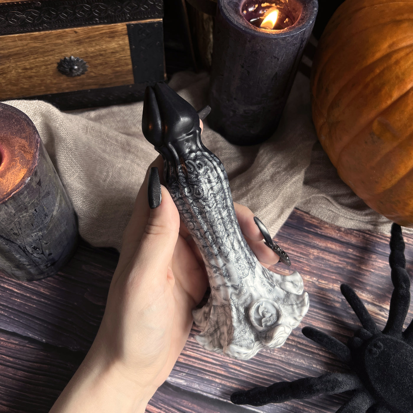 Sextoy goth Fera Daemon noir et blanc, un beau dildo en silicone à l'esthétique BDSM et Halloween