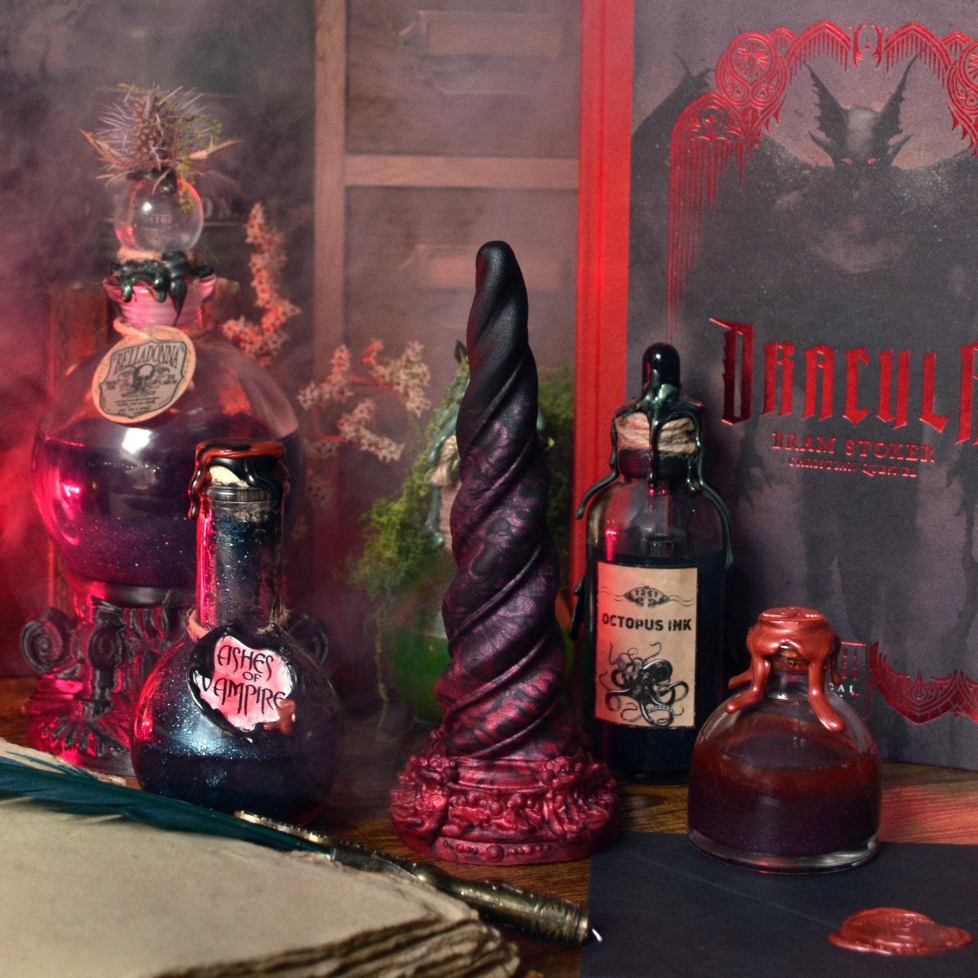 Sextoy gothique de Fera Daemon, Fênra Vampirique est un beau dildo en silicone noir et rouge idéal pour l'anal