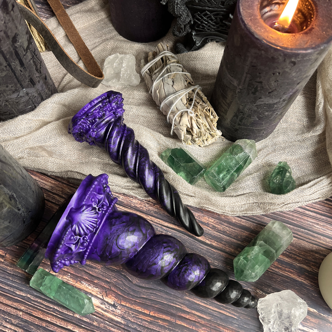 Sextoy licorne violet pour Halloween par Fera Daemon. Un dildo en silicone médical à l'esthétique des sorcières.