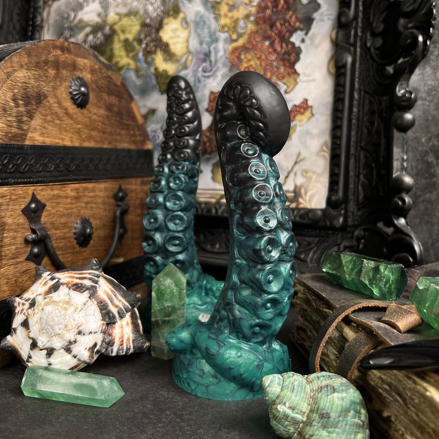 Sextoy noir et vert inspiré de Lovecraft et des krakens. Un gode fantasy au style gothique et BDSM artistique.