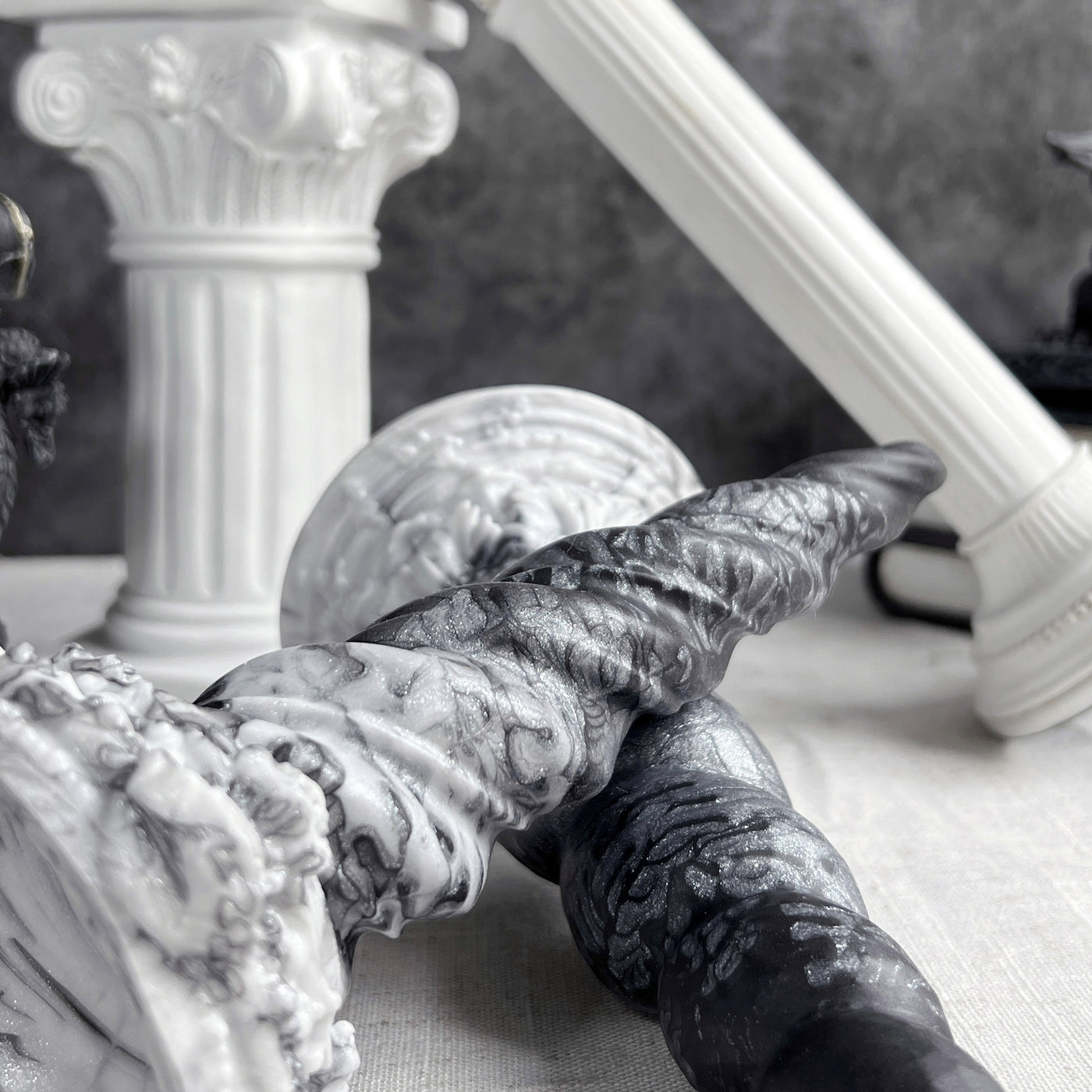 Sextoy effet marbre, Fênra Palais Hanté est un gode aux marbrures blanc et noir à l'esthétique luxueuse et fantasy