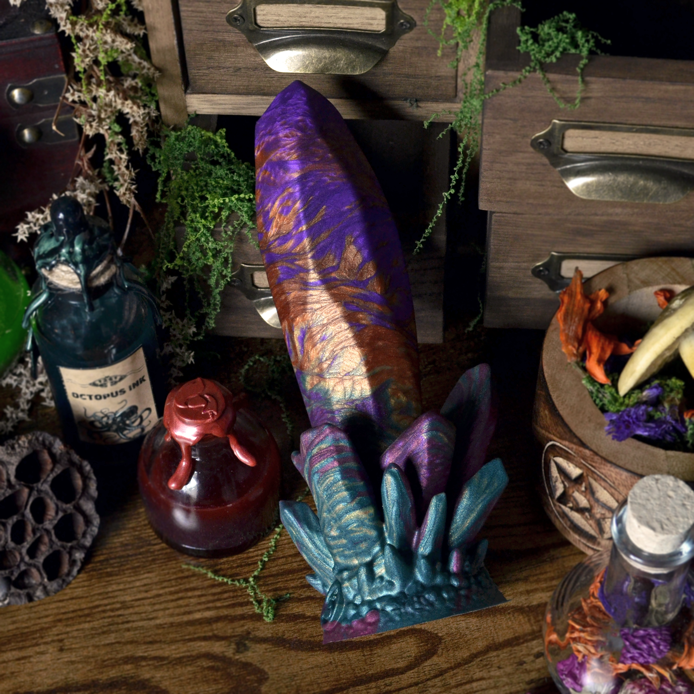 Sextoy multicolore cristal en silicone. Echo Elixir est un gode anal et vaginal inspiré des géodes de la sorcellerie.
