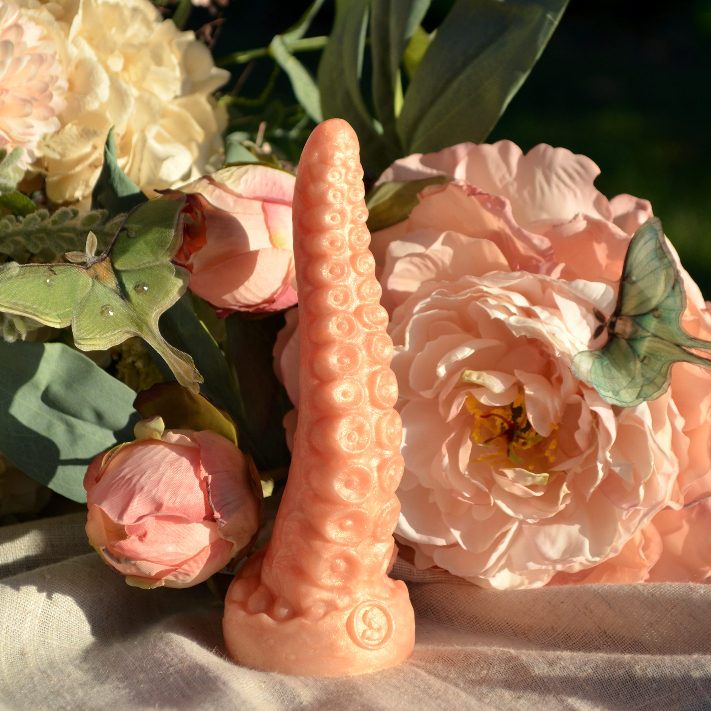 Sextoy tentacule du printemps, Néa Elancée dans le coloris orange pastel Pivoine Nacrée a un style cottagecore