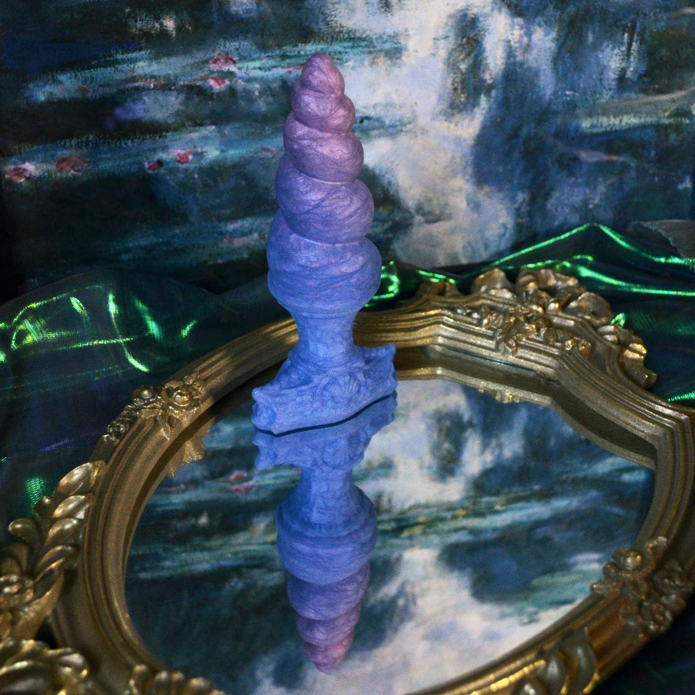 Sextoy queer en forme de corne bleu et violette. Un plug anal non-genré de Fera Daemon.