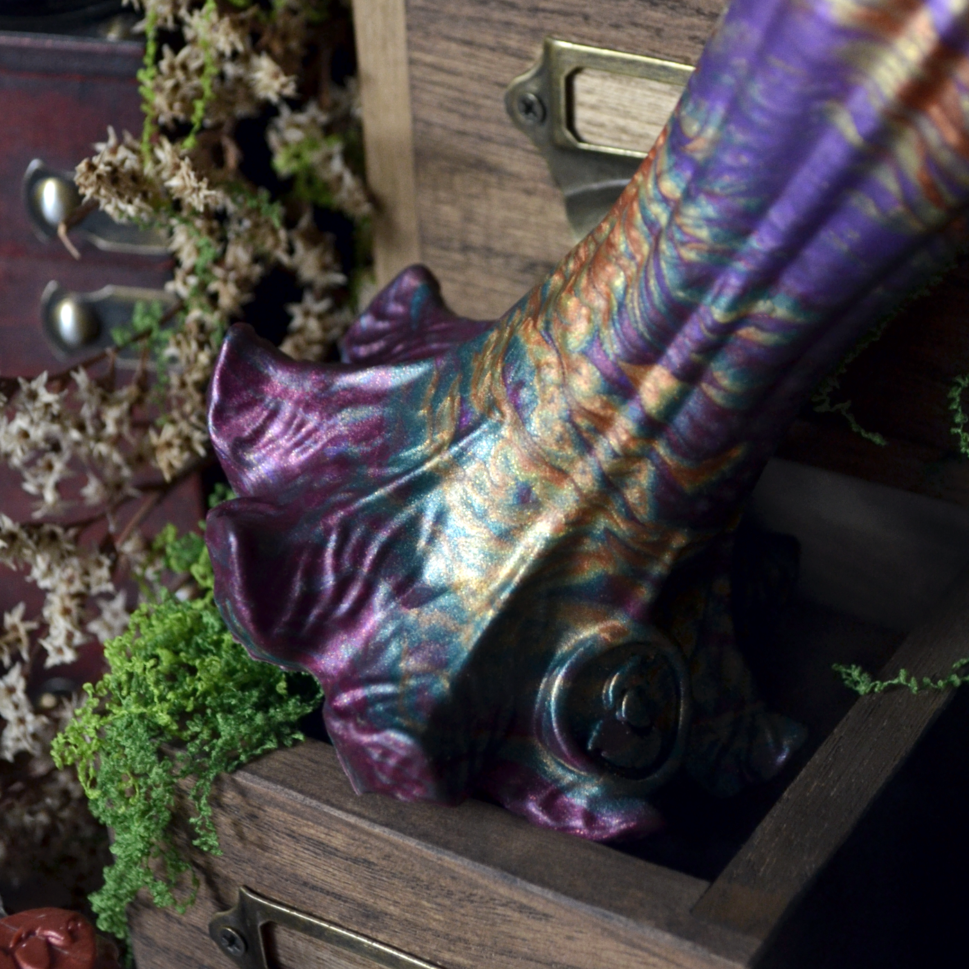 Zoom sur le silicone multicolore d'un Fera Daemon, de belles marbrures caractéristiques d'un sextoy artisanal.