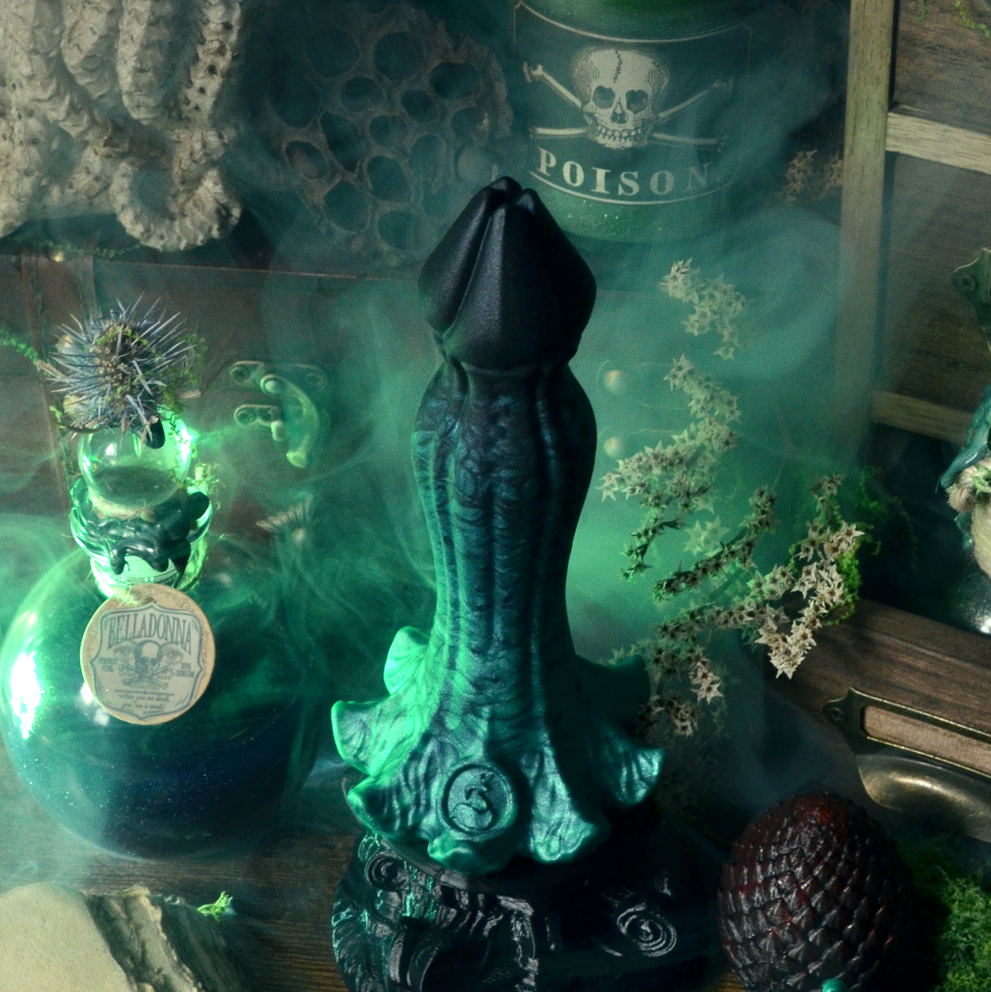 Sextoy sorcière vert en silicone médical, Nymf Occulte est un dildo fantasy d'Halloween par Fera Daemon
