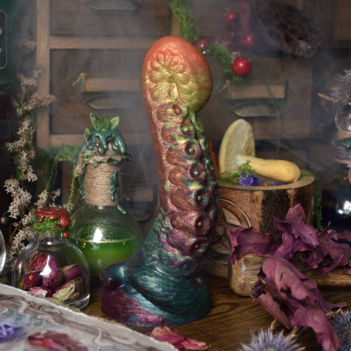 Sextoy tentacule en silicone médical, un beau godemichet ventouse aux tons verts et orangés de l'automne et inspiré des apothicaires