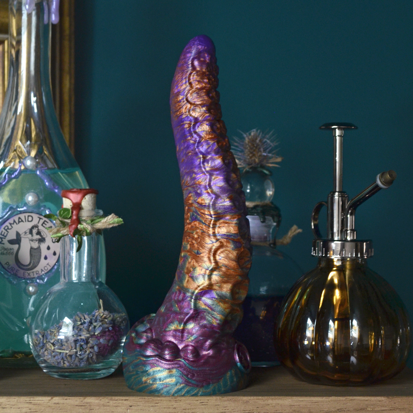 Sextoy tentacule violet de Fera Daemon pour Halloween, Néa Elixir est un dildo en silicone médical au style witch.