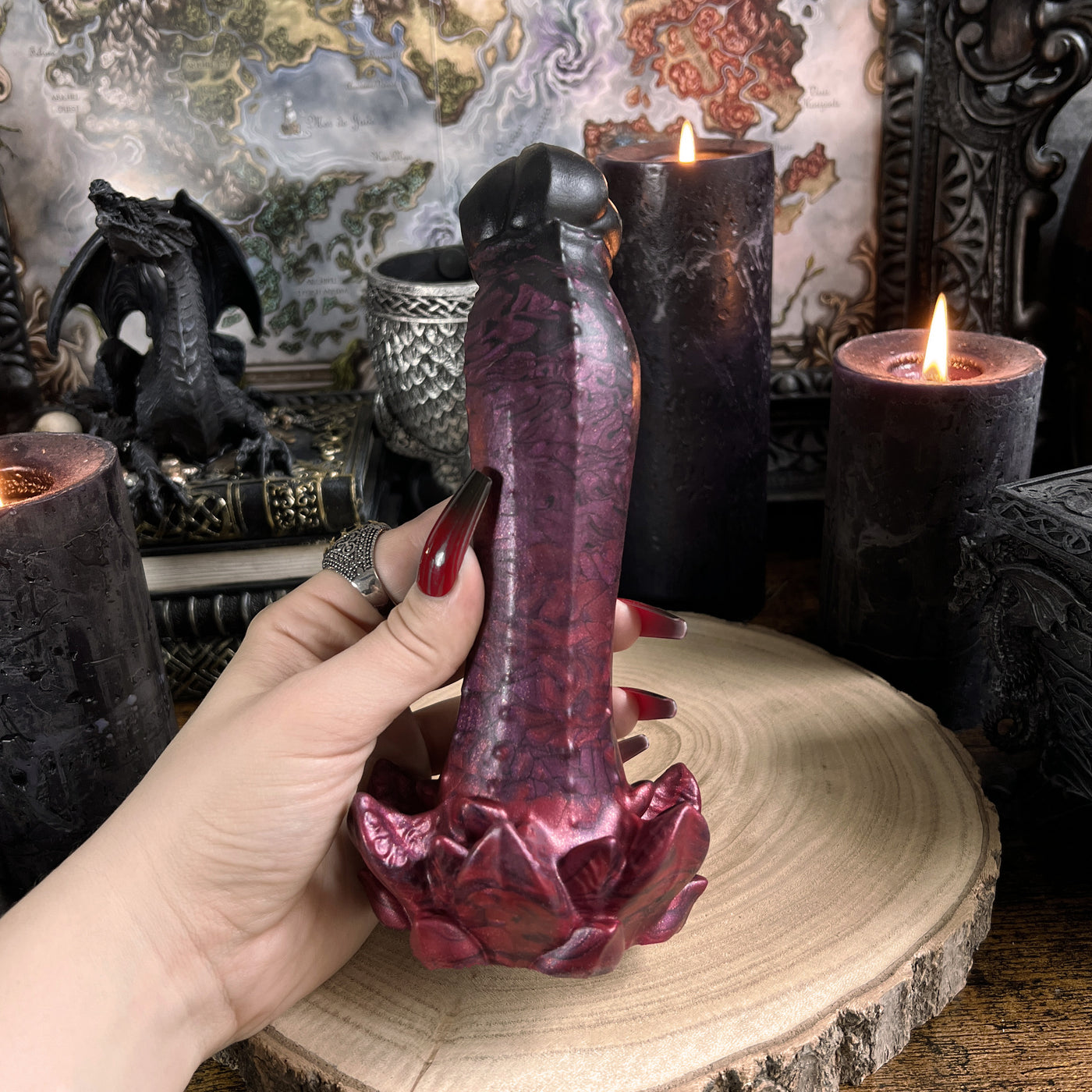Sextoy à la texture perlée en silicone doux et moelleux, Nymf Arquée Vampirique est un sextoy rouge et noir idéal pour le point G