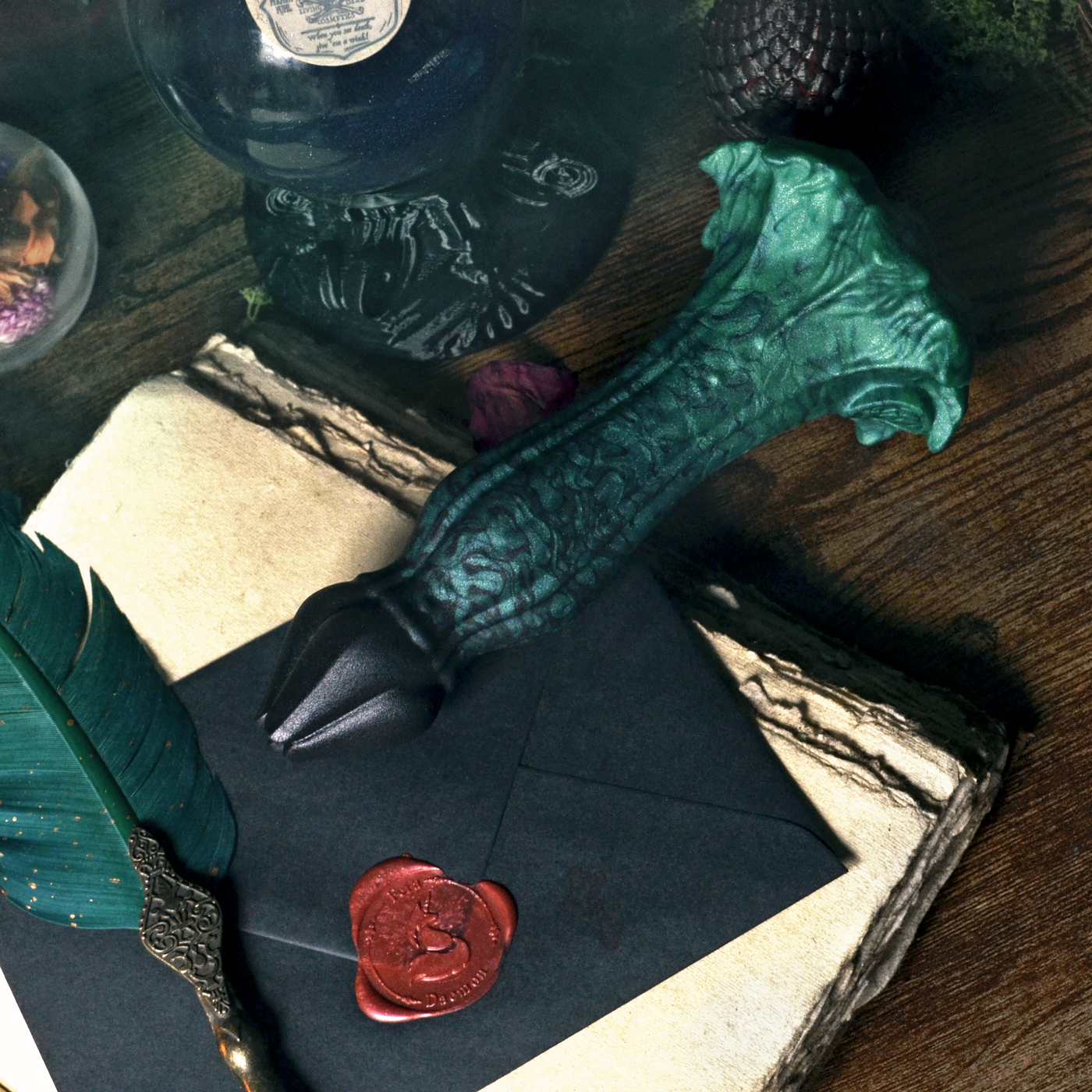 Sextoy vert et noir à l'esthétique de The Witcher, un dildo original inspiré des plantes de la marque Fera Daemon