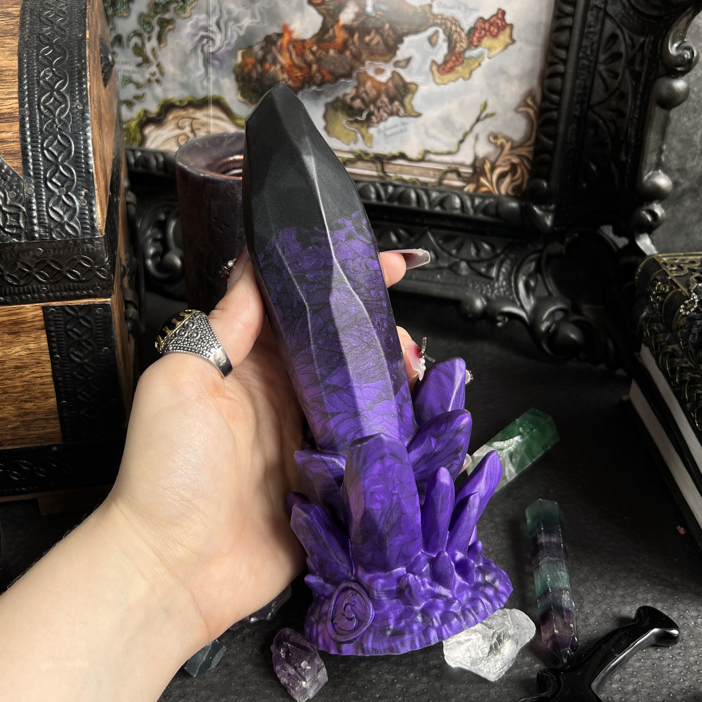 Sextoy violet en forme de cristal, un dildo à l'ambiance goth et fantasy fabriqué en silicone médical