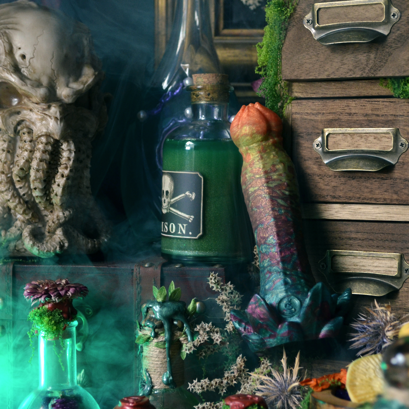Sextoy fantasy Nymf Mandragore de Fera Daemon, un dildo vaginal vert et orange au style witch et floral