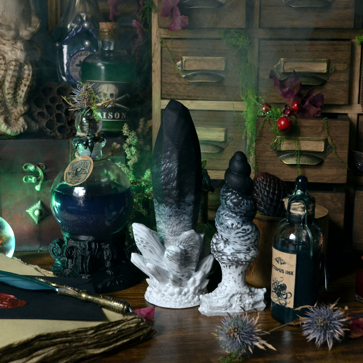 Sextoy large en silicone noir et blanc, Echo Palais Hanté est un gode fantasy fabriqué pour Halloween par Fera Daemon