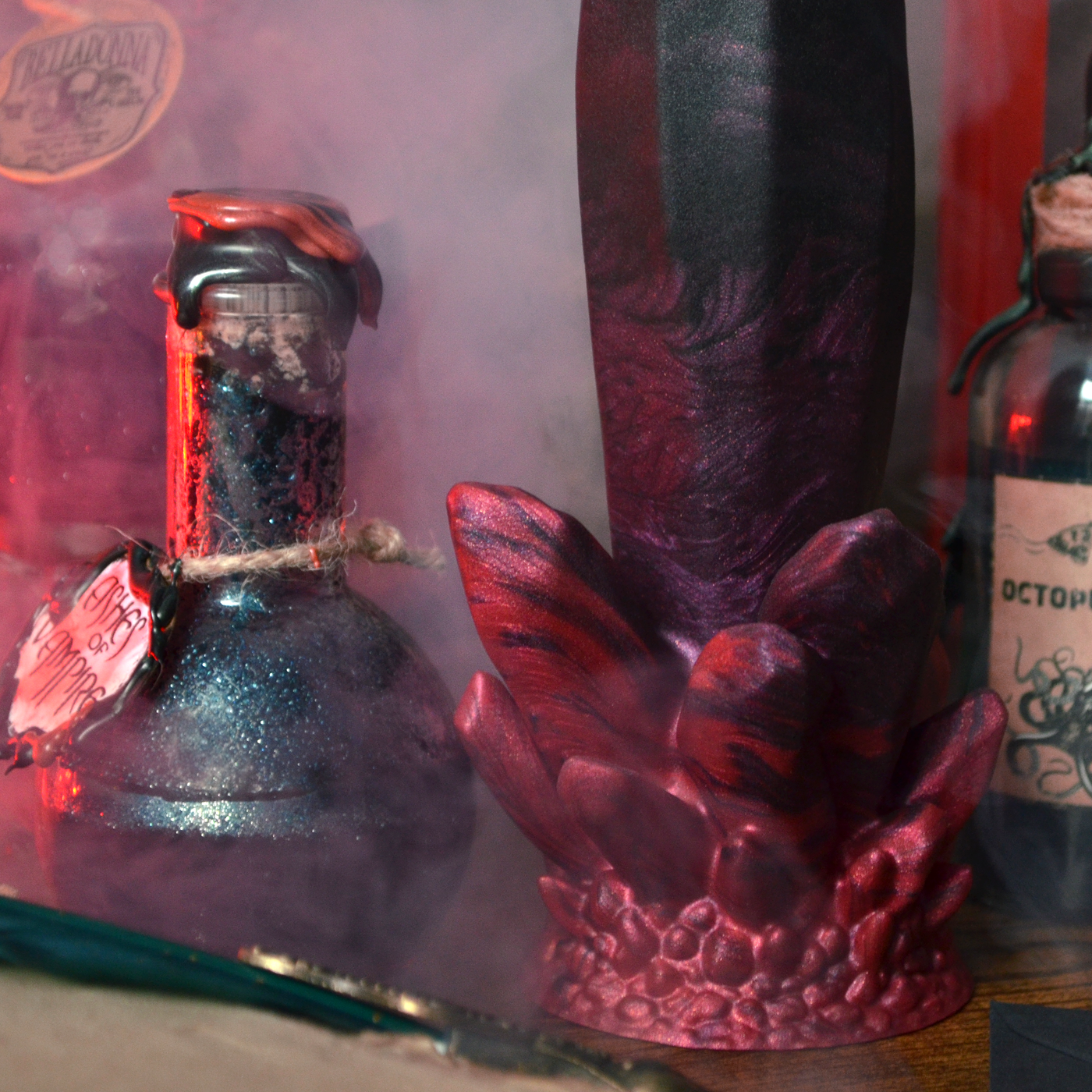 Sextoy rouge et noir en silicone doux, Echo Vampirique est un gode large à l'esthétique sorcière et dark fantasy