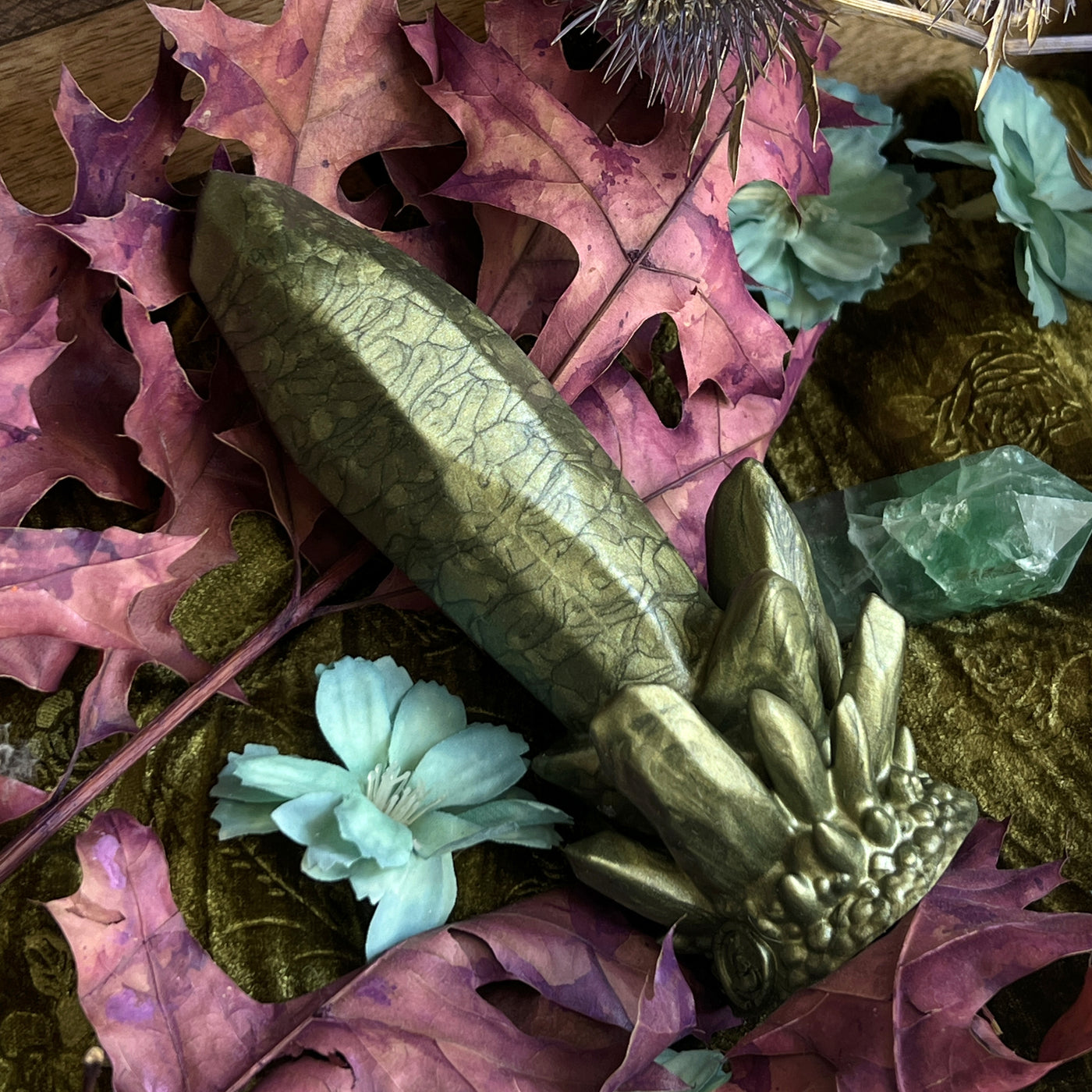 Sextoy en forme de cristal kaki en silicone avec un imaginaire artistique de forêt féérique aux tons verts sombres nacrés
