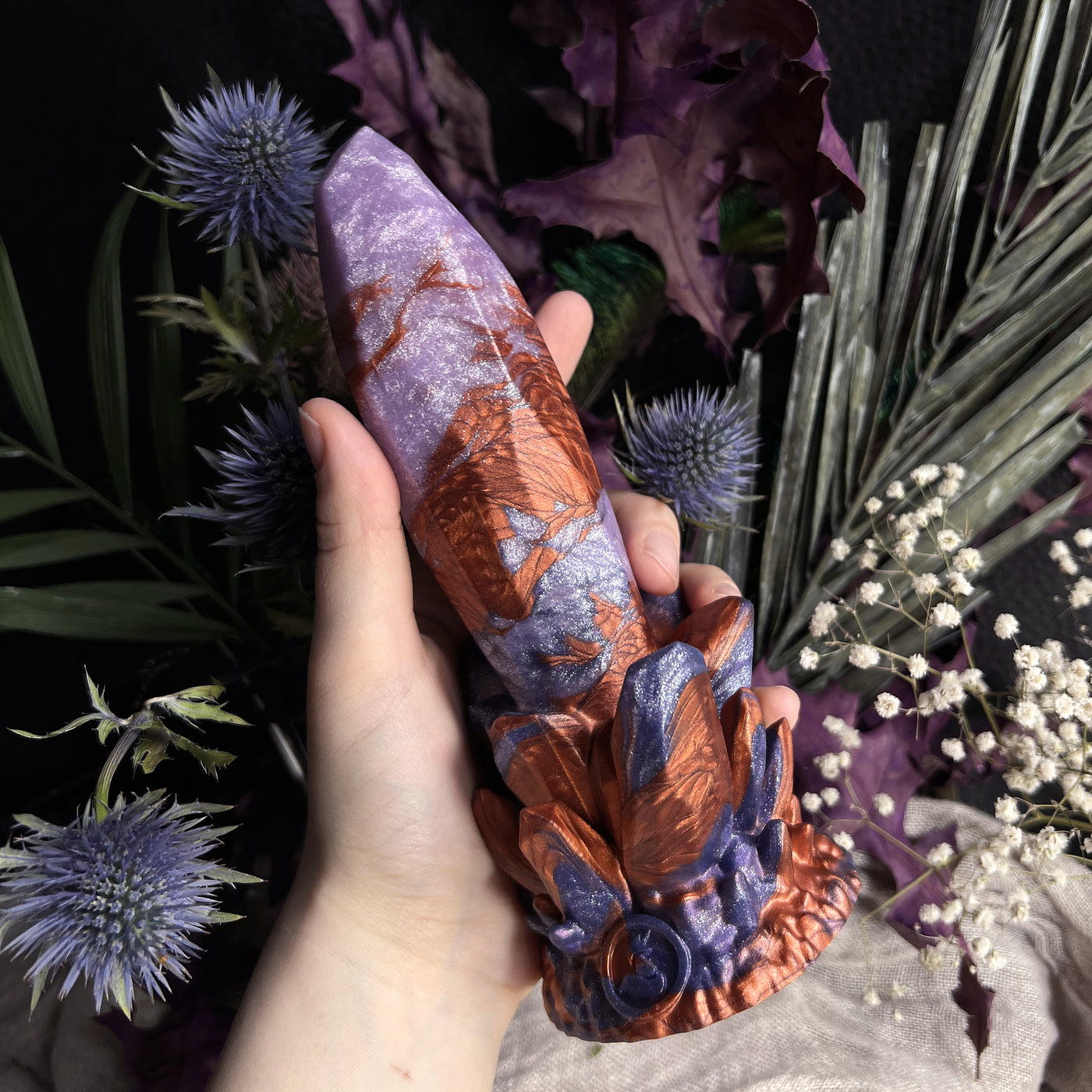 Sextoy cristal violet pastel et cuivre, un dildo large et court au design massif inspiré d'une géode