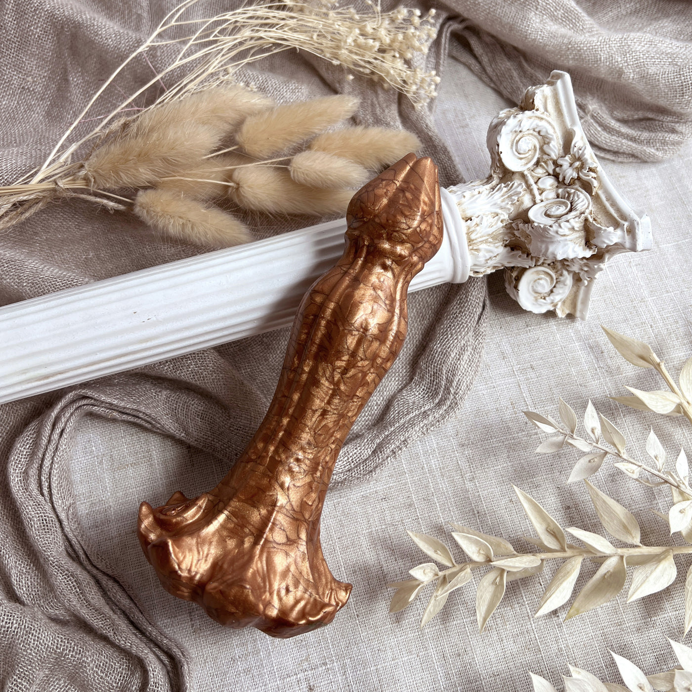 Sextoy fantasy de couleur cuivre avec une forme florale, le modèle Nymf Tulipe est un gode droit