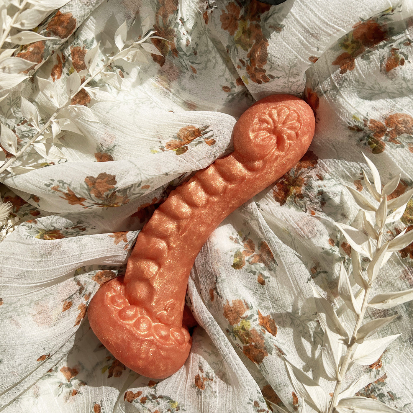 Sextoy fantasy en forme de tentacule orange, un dildo artisanal personnalisable fabriqué en France avec ventrouse