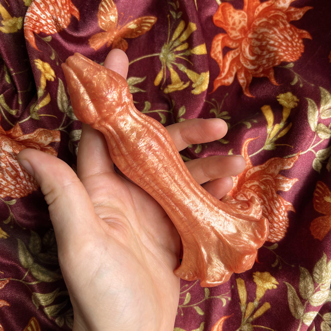 Sextoy orange vif modèle Nymf Tulipe de la marque Fera Daemon, un gode original en silicone brillant et pop