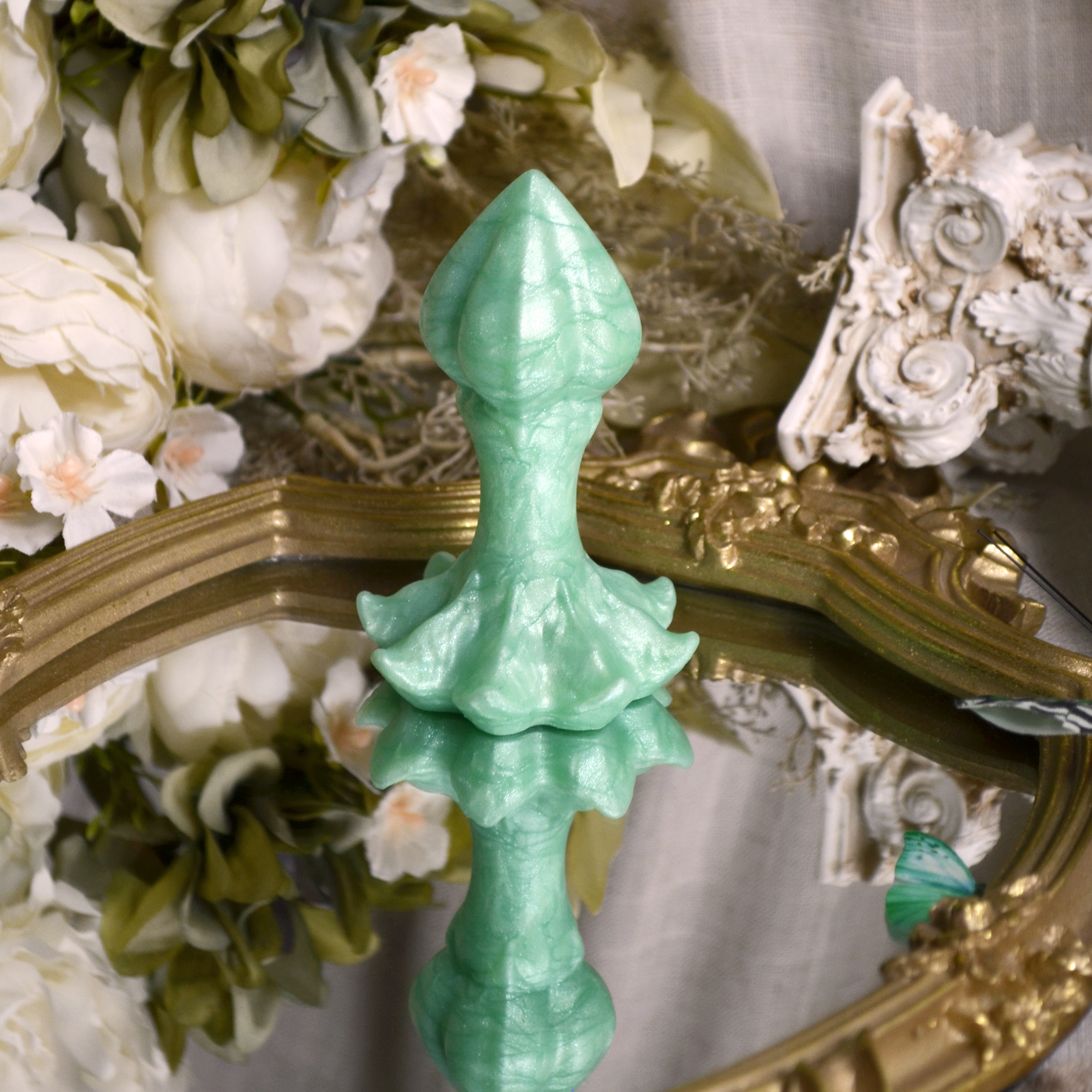 Un sextoy plug en forme de bourgeon de fleur avec un design fantasy et feerique