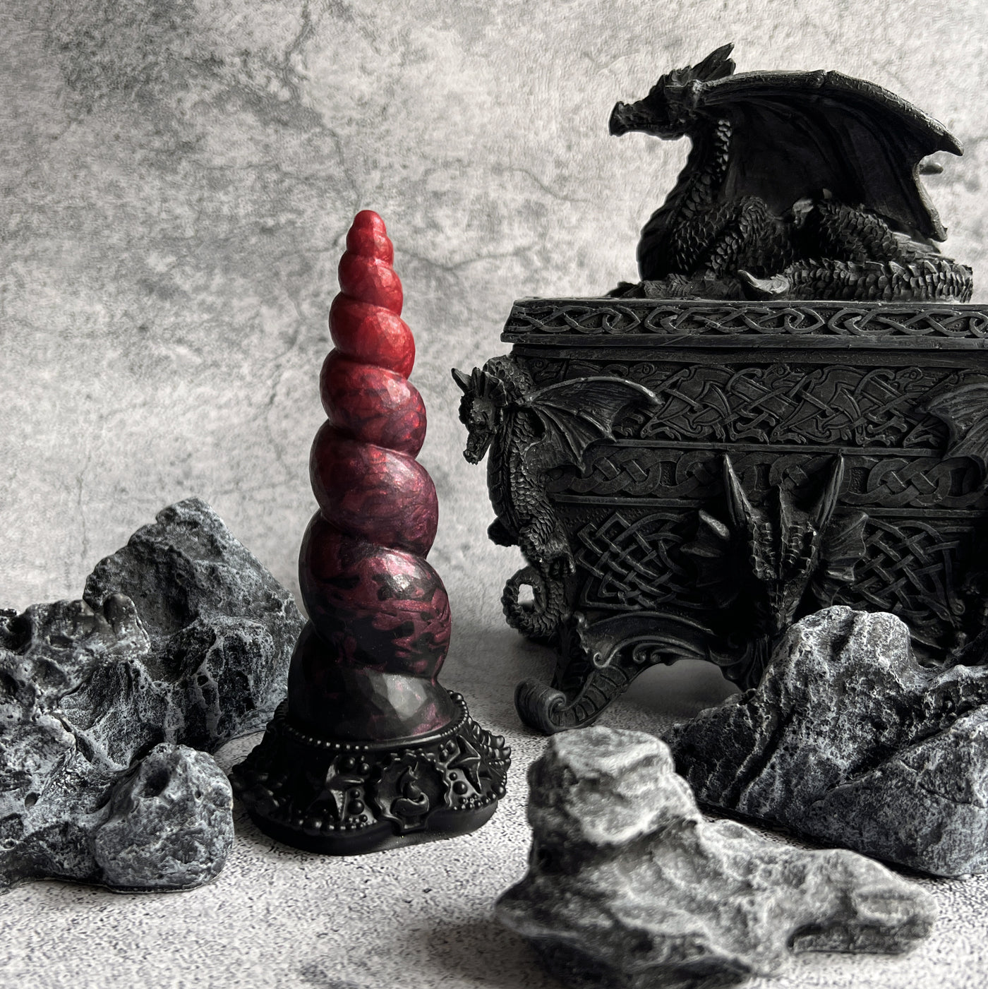 Sextoy licorne rouge et noir au style alternatif inspiré de la dark fantasy gothique. Fênra Océa est un gode large avec une série de knots.