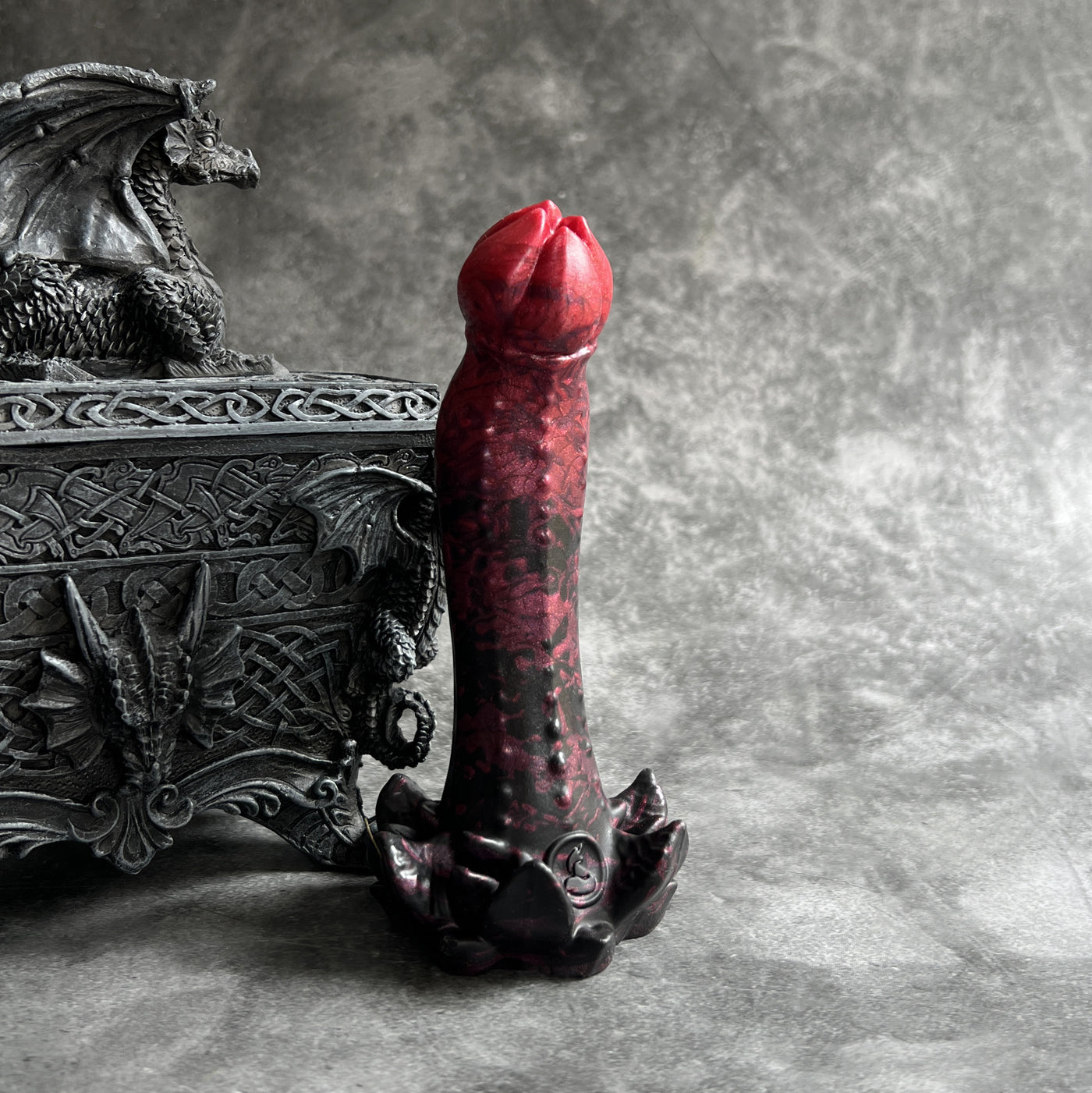 Sextoy rouge et noir inspiré des végétaux gothiques, le modèle Nymf Arquée a une texture perlée qui apporte du relief à la pénétration vaginale et anale