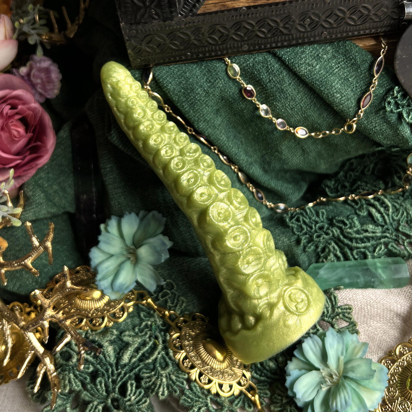 Sextoy tentacule couleur vert pomme, le modèle Néa Elancée est un gode français artisanal