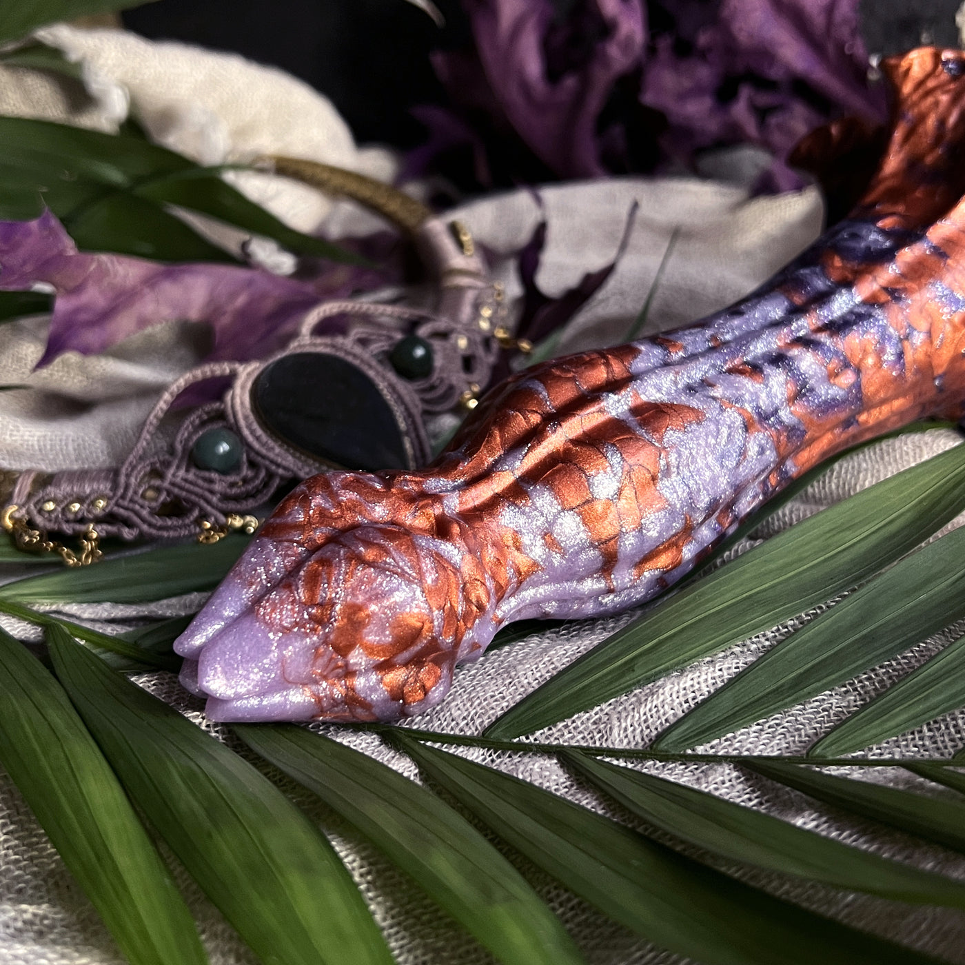 Sextoy fleur cuivre et violet lilas au design féérique et fairycore en silicone avec un léger knot et des reliefs verticaux