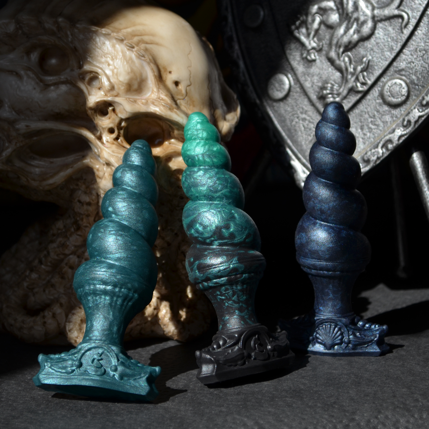 Sextoys BDSM vert au style gothique et médiéval, Fênra est un plug anal en silicone médical avec une base en T.