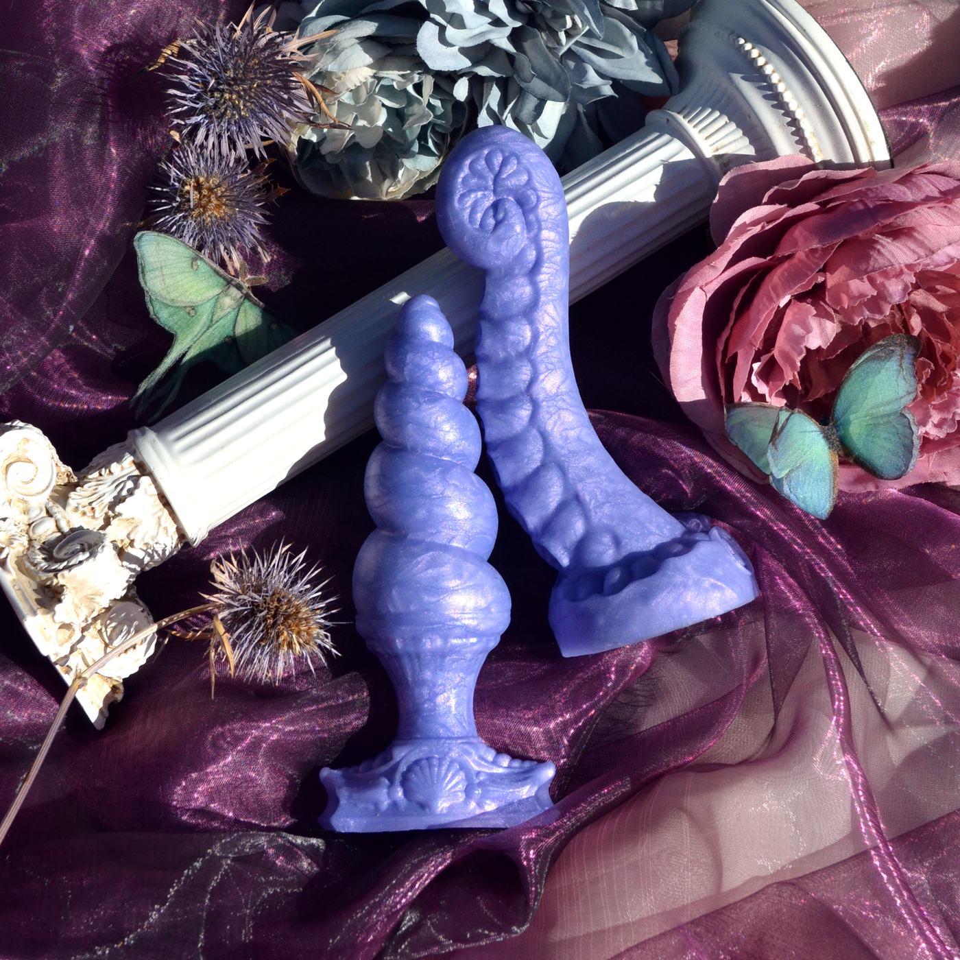 Sextoys fantasy bleu-violet de Fera Daemon. Des sextoys en silicone médical au style féérique et poétique.