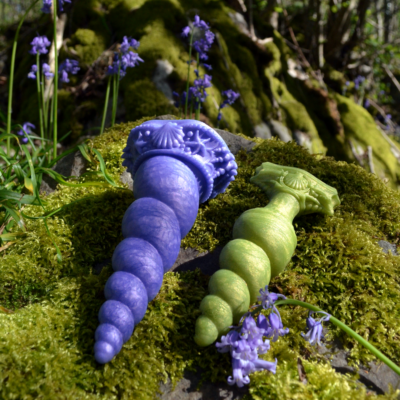 Sextoys fantasy inspirés de cornes de licornes torsadées. Deux sextoys en silicone médical de la collection Printemps Enchanté de Fera Daemon.