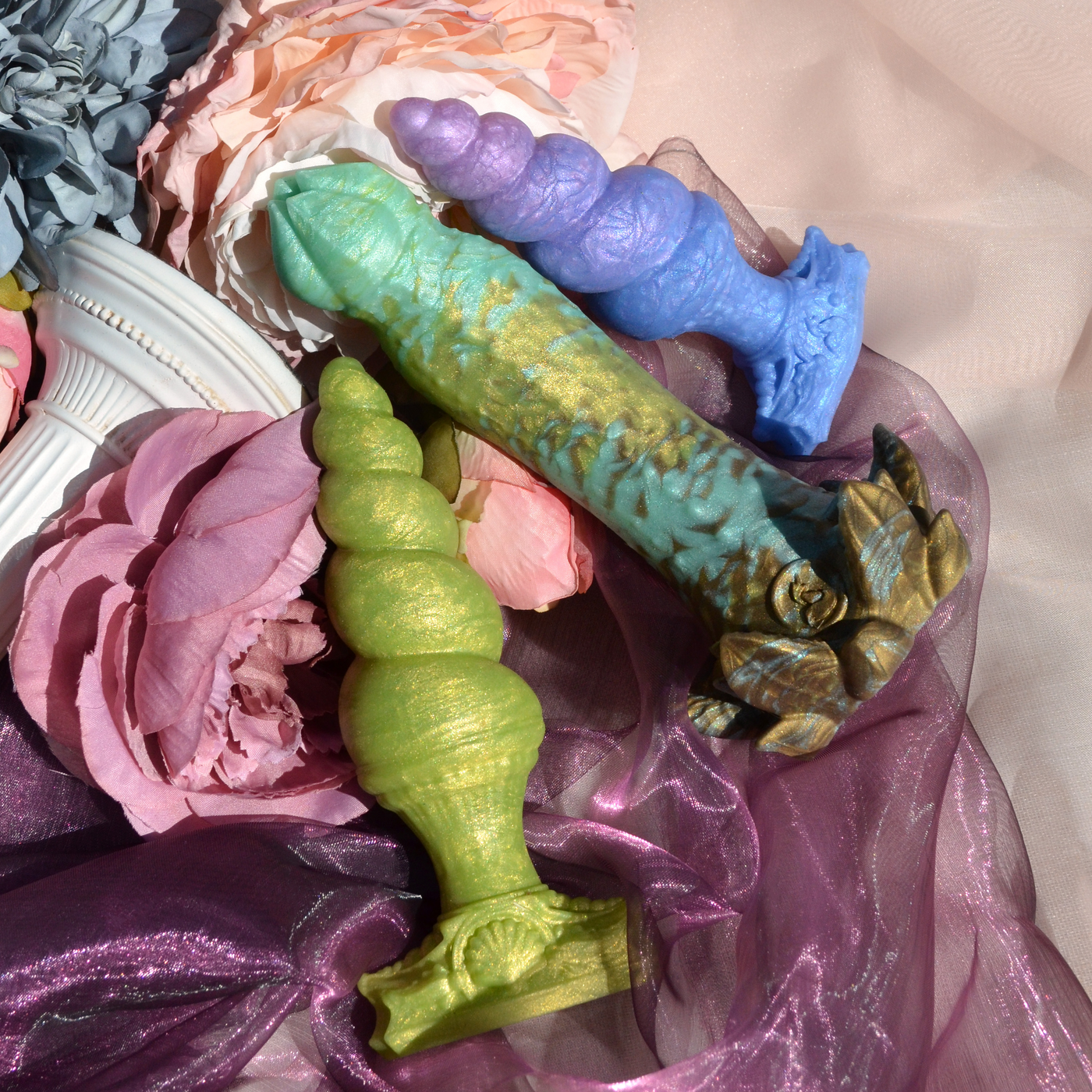 Sextoys fantasy féériques et elfiques en silicone vert et bleu. Des créations érotiques originales de Fera Daemon.