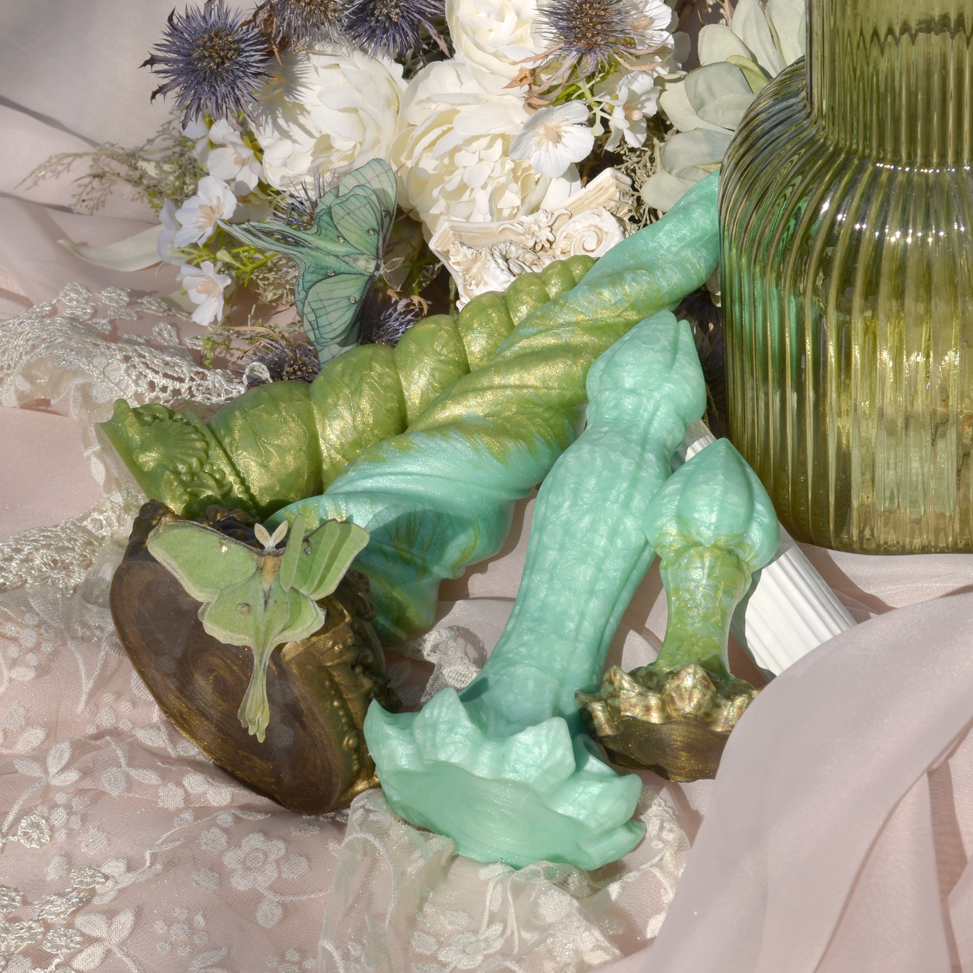 Sextoys fantasy de la collection éphémère Printemps Enchanté de Fera Daemon en silicone vert pailleté.